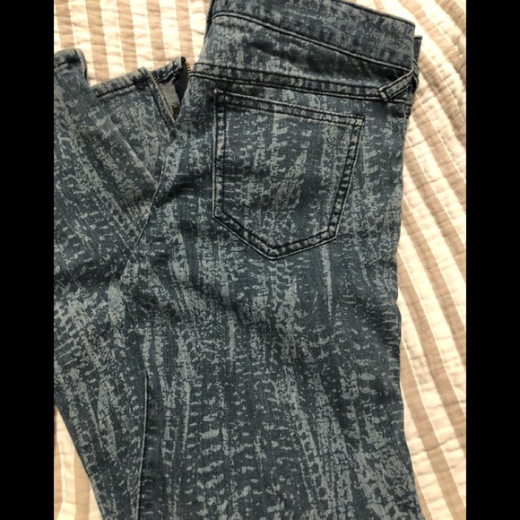 Free People Feather Print Skinny Jeans NWT - Picture 4 of 7